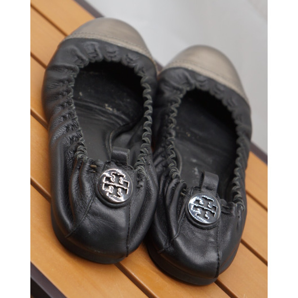 TORY BURCH ABBEY BLACK SILVER LEATHER REVA MEDALLION FLATS 7 $225 - Picture 10 of 11